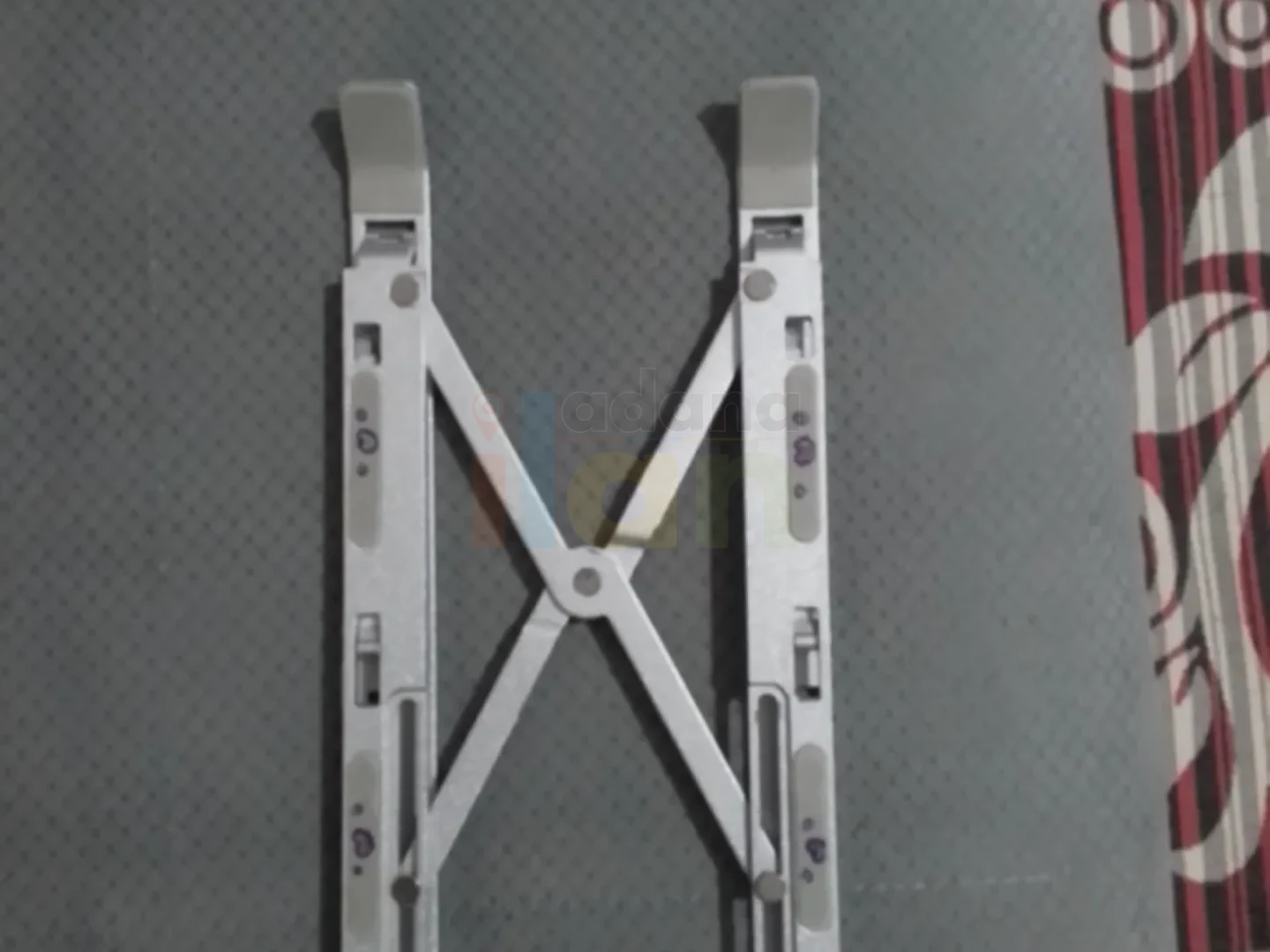 Metal laptop sehpası — görsel 1